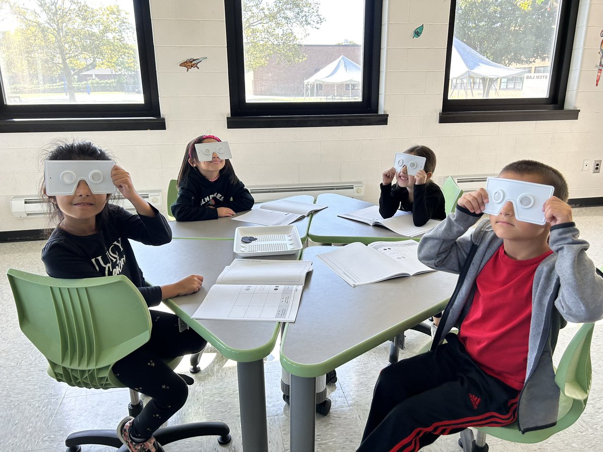 MsLee_123's tweet photo. My #FirstGradeFamLee went to the STEM lab for the second time this week. We learned about how different lenses change how we see and that we need light to see! 💡🔦🕯️👓🔎 #BestYearYet https://t.co/g5n7DKzUxo