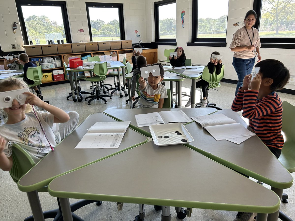MsLee_123's tweet photo. My #FirstGradeFamLee went to the STEM lab for the second time this week. We learned about how different lenses change how we see and that we need light to see! 💡🔦🕯️👓🔎 #BestYearYet https://t.co/g5n7DKzUxo