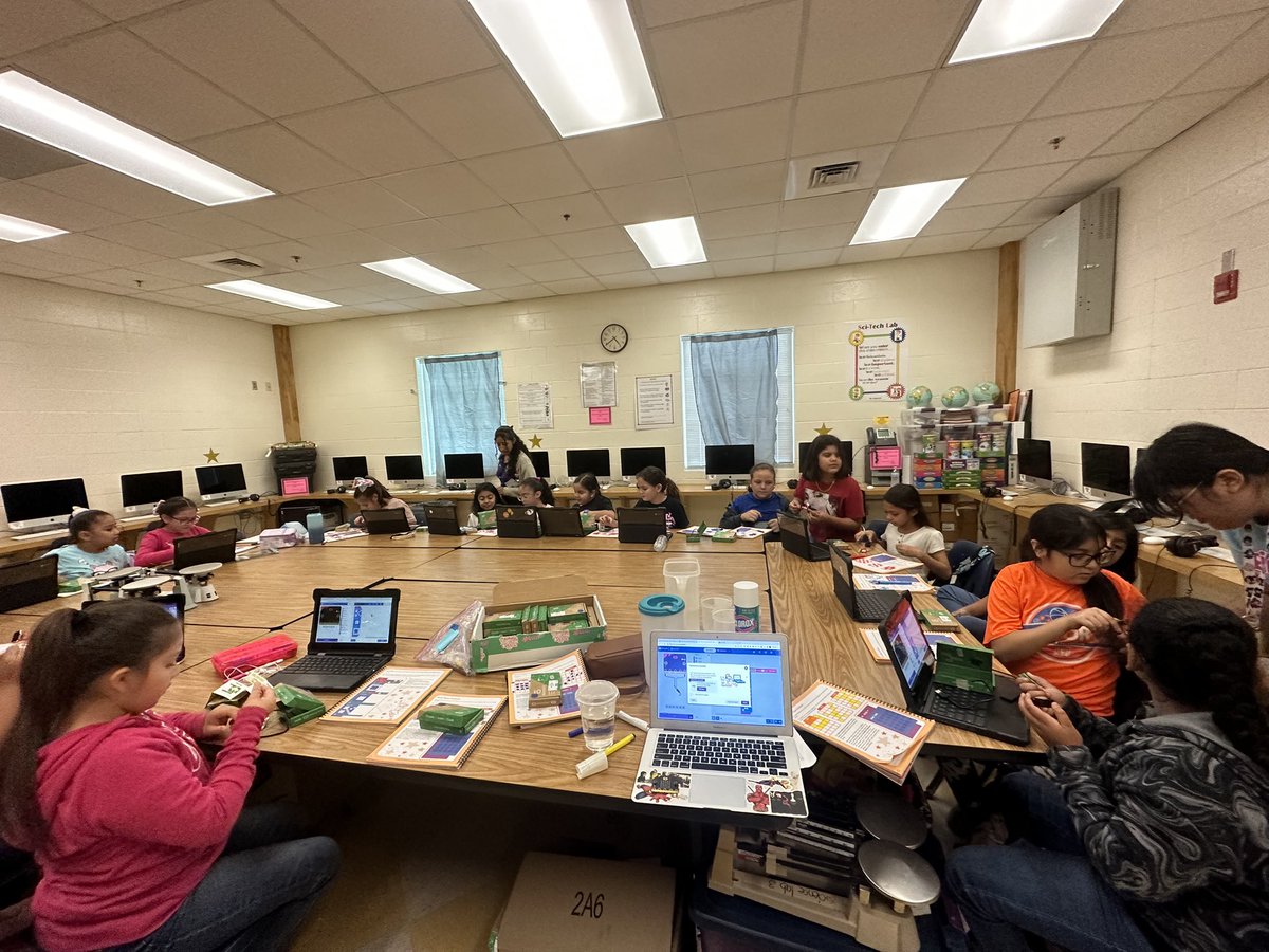 dloera77's tweet image. Today our girls got to channel their inner #ComputerProgrammer as they coded their micro:bit computer & played some rounds of #RockPaperScissors!🪨📝✂️
#Coding #Creativity #Technology #STEM @mcallenisd @FieldsFalcons #FieldsInspires @girlstart 👩💻💡