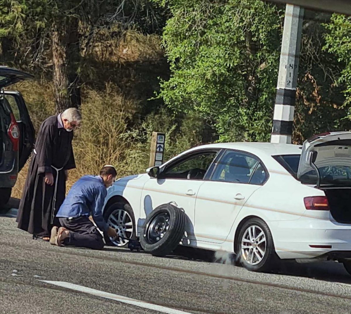 🇮🇱Only in Israel: Lovely picture of a Christian man who gets help from a religious Jew with his car in Israel. Nice to see that picture, when you otherwise hear negative news about Israel in the media.

#Israel #religioustolerance #MiddleEast #Christians #Jews