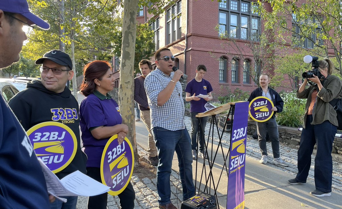 32BJ SEIU /// #BuildingJustice 🧹✊🏽 (@32bjseiu) on Twitter photo Thanks to State Representatives <a href="/DavidMoralesRI/">RI State Rep. David Morales 🌹</a> <a href="/EnriqueForRI/">State Representative Enrique Sanchez</a> & <a href="/NathanBiah/">Nathan Biah</a> for stepping up for USENTRA security officers and letting Brown know, as they said, “you need to ask for better working conditions from your contractors!” #1u Thanks to State Representatives <a href="/DavidMoralesRI/">RI State Rep. David Morales 🌹</a> <a href="/EnriqueForRI/">State Representative Enrique Sanchez</a> & <a href="/NathanBiah/">Nathan Biah</a> for stepping up for USENTRA security officers and letting Brown know, as they said, “you need to ask for better working conditions from your contractors!” #1u