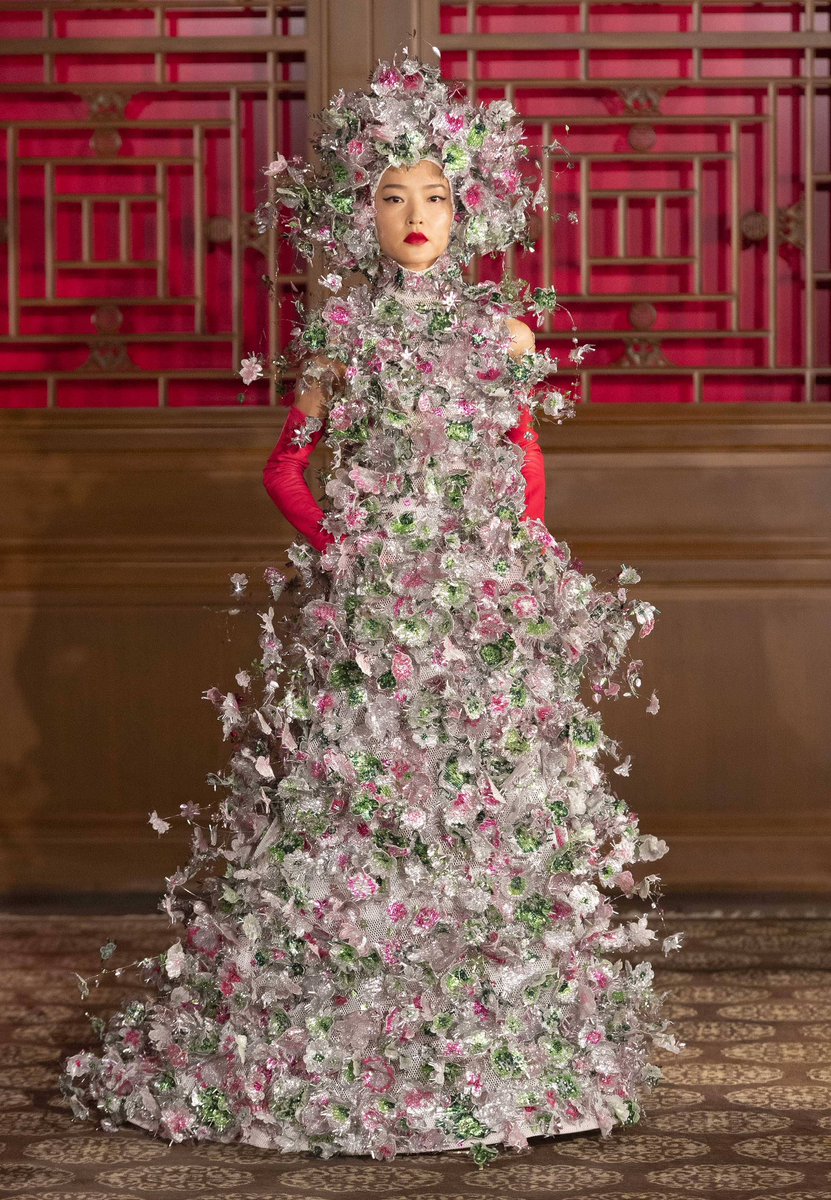 Valentino FW 19 special haute couture collection shown in Beijing

The look, done with handembroidered flowers that sprung out and bobbled as the model walked, embodied the Roman opulence deeply embedded within the Valentino DNA merged with East Asian influences.