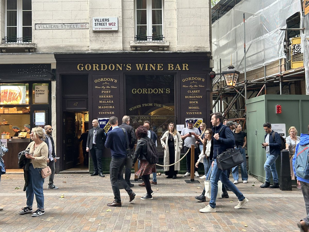 PubsSaving's tweet image. Queue to get into Gordon’s Wine #embankment early evening! ❤️#favouriteplaces #hiddengem