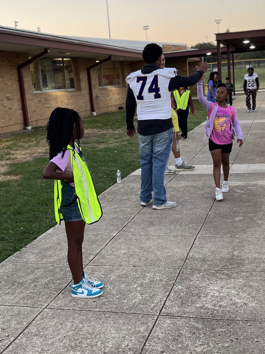 Our future Broncos <a href="/EversParkElem/">EversParkElementary</a> got to meet <a href="/DentonFootball/">Denton High Broncos Football</a> players at arrival and on announcements this morning. The smiles say it all! We look forward to cheering you on at Future Bronco night this Friday! <a href="/Denton_High/">Denton High School</a> #DentonISDengaged #PrideOfBroncoCountry