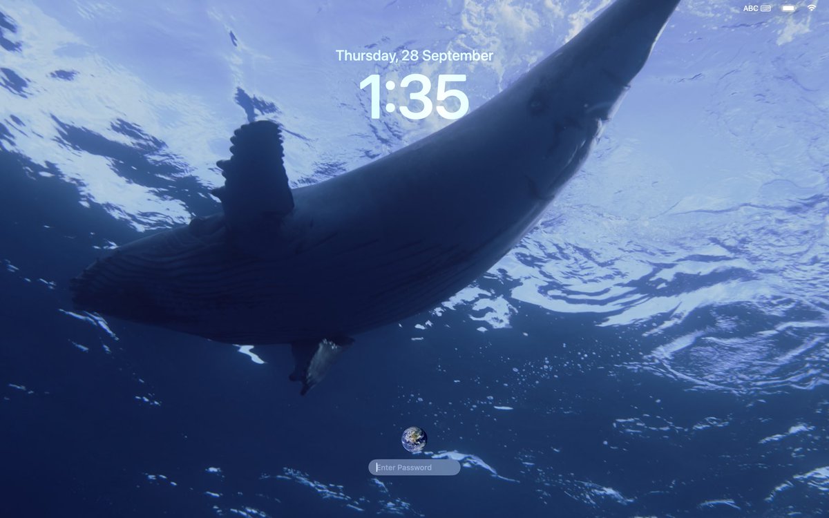 ryanme3435's tweet photo. Apple's latest lock screen design has some serious GNOME vibes. 
#macOS #macOSSonoma #Ubuntu https://t.co/8rAGMtk609