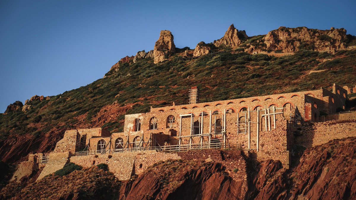 _9figures's tweet image. 1/17

𝗡𝗼 𝗼𝗻𝗲 𝗲𝘅𝗽𝗲𝗰𝘁𝗲𝗱 𝘁𝗵𝗶𝘀!

Blood, brains, and bodies are all over the place.

A shrine to a soldier who fell in battle.

How did he end up in this fortress?

You may even recognize the victim🧵↓

#Base #BaseProject #Layer2 #Citadel #FORT #esFort #BuildonBase