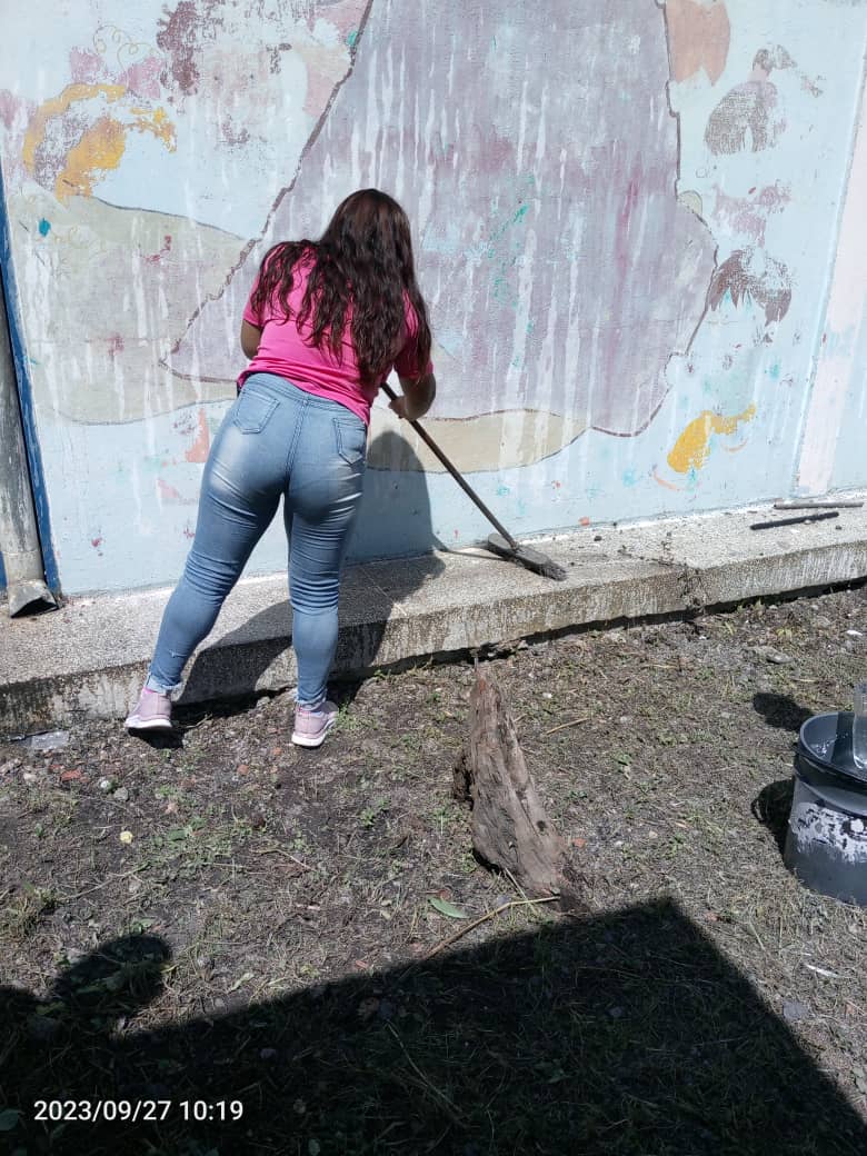 #27Septiembre

Cocineros de la U.E Antonio Minguet Letteron limpiando sus patios productivos 👩🏻‍🍳👨🏻‍🍳

<a href="/_LaAvanzadora/">Yelitze Santaella</a> <a href="/pedrodiazg59/">Pedro Diaz</a> <a href="/cnaecarabobo/">CNAE Carabobo 🦇🔟</a> <a href="/cnaeoficial/">cnaeoficial</a> 

#ElEsequiboNoEsColonia