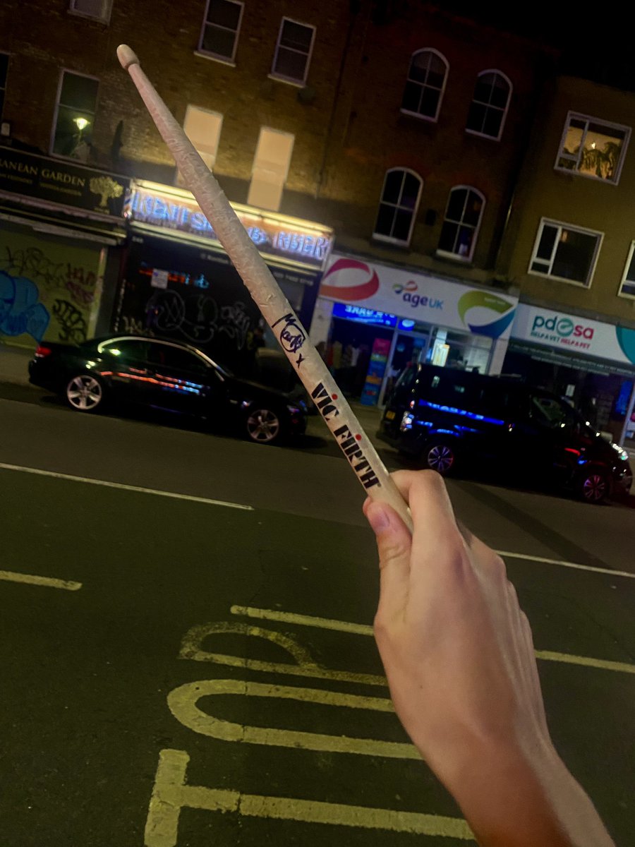superlamaowl's tweet photo. I GOT MARK’S DRUMSTICK!!!! IM SCREAMIIIINNGGG #lovejoy #lovejoylondon https://t.co/1BgUwHCNrC