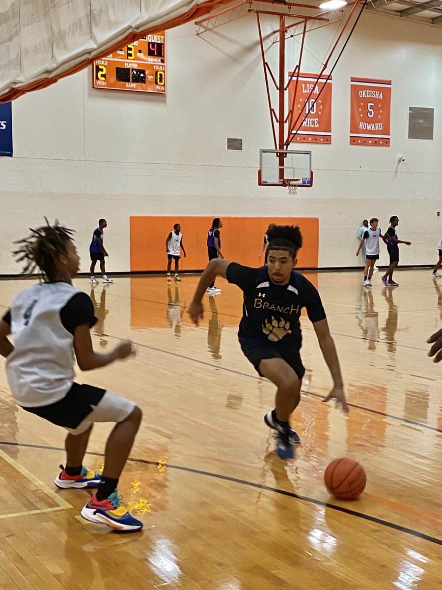 NorfolkKnights's tweet photo. Vik Parsons on the drive for Western Branch leads a talented group with Ellis Wright, Derrick Grant, Saleem Williams among other very capable pieces. #BigShots #BooWilliamsFallLeague @BigShotsToday @BigShotsGlobal https://t.co/YwQD78ZKFC