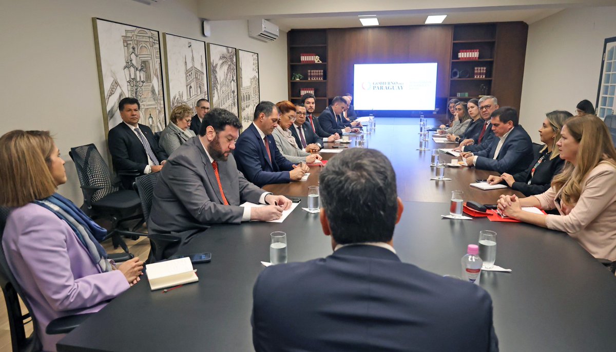 GabSocialPy's tweet photo. 📢El Gabinete Social queda integrado por 26 instituciones del Poder Ejecutivo, entre las que se incluyen a entidades claves como el @CAHParaguay, el @BNF_Py y el @IndertPy 

Lee más:  https://t.co/iY7ihteAhH https://t.co/BO3eetxLB8