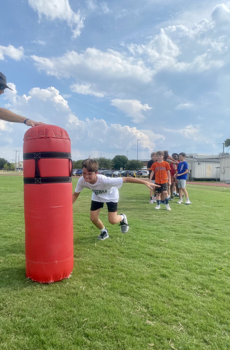 MWE_HF's tweet photo. Shoutout to @sfmsbobcats for letting some of our @MeadowWoodSBISD 5th graders come out to 🏈 practice today! We learned 3 pt stance, form tackling, watched team time &amp; even ran routes with 8th grade QB’s! @sbisdathletics @SBISD_HFDept @StratfordFB1 https://t.co/KvG4HuTzqj