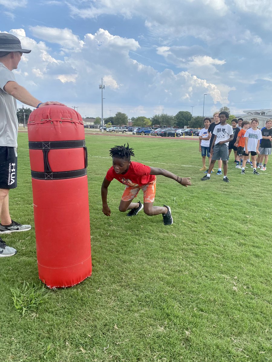 MWE_HF's tweet photo. Shoutout to @sfmsbobcats for letting some of our @MeadowWoodSBISD 5th graders come out to 🏈 practice today! We learned 3 pt stance, form tackling, watched team time &amp; even ran routes with 8th grade QB’s! @sbisdathletics @SBISD_HFDept @StratfordFB1 https://t.co/KvG4HuTzqj