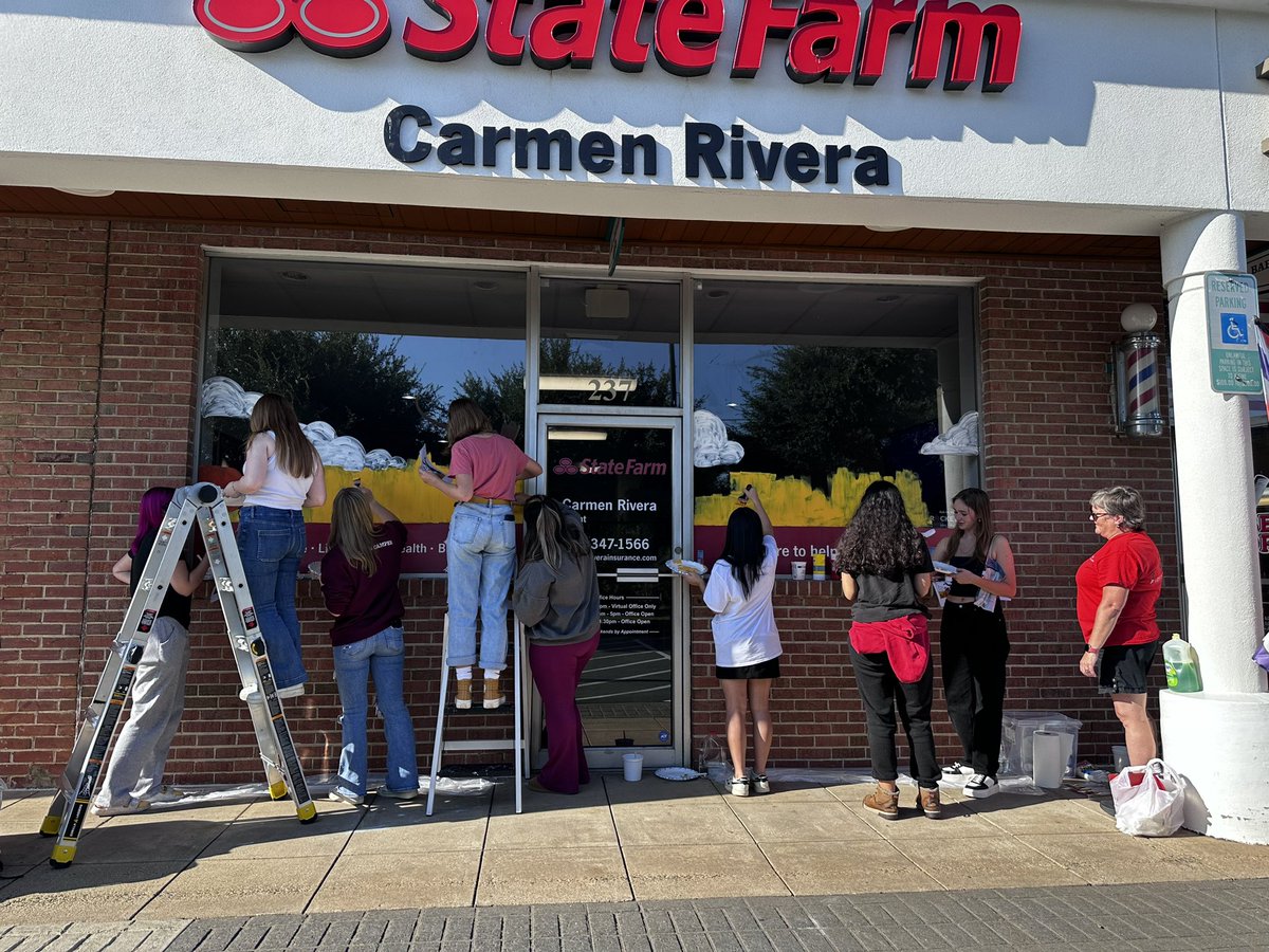 RiveraStateFarm's tweet image. Thank you to kettlerun_nahs for your hard work today🎨!! We already love your beautiful artwork and we can’t wait to see the finishing touches!! Thank you for sharing your talent with all of Fauquier🎃🍂🍁!!
#FCPS1 #fallisintheair #statefarm