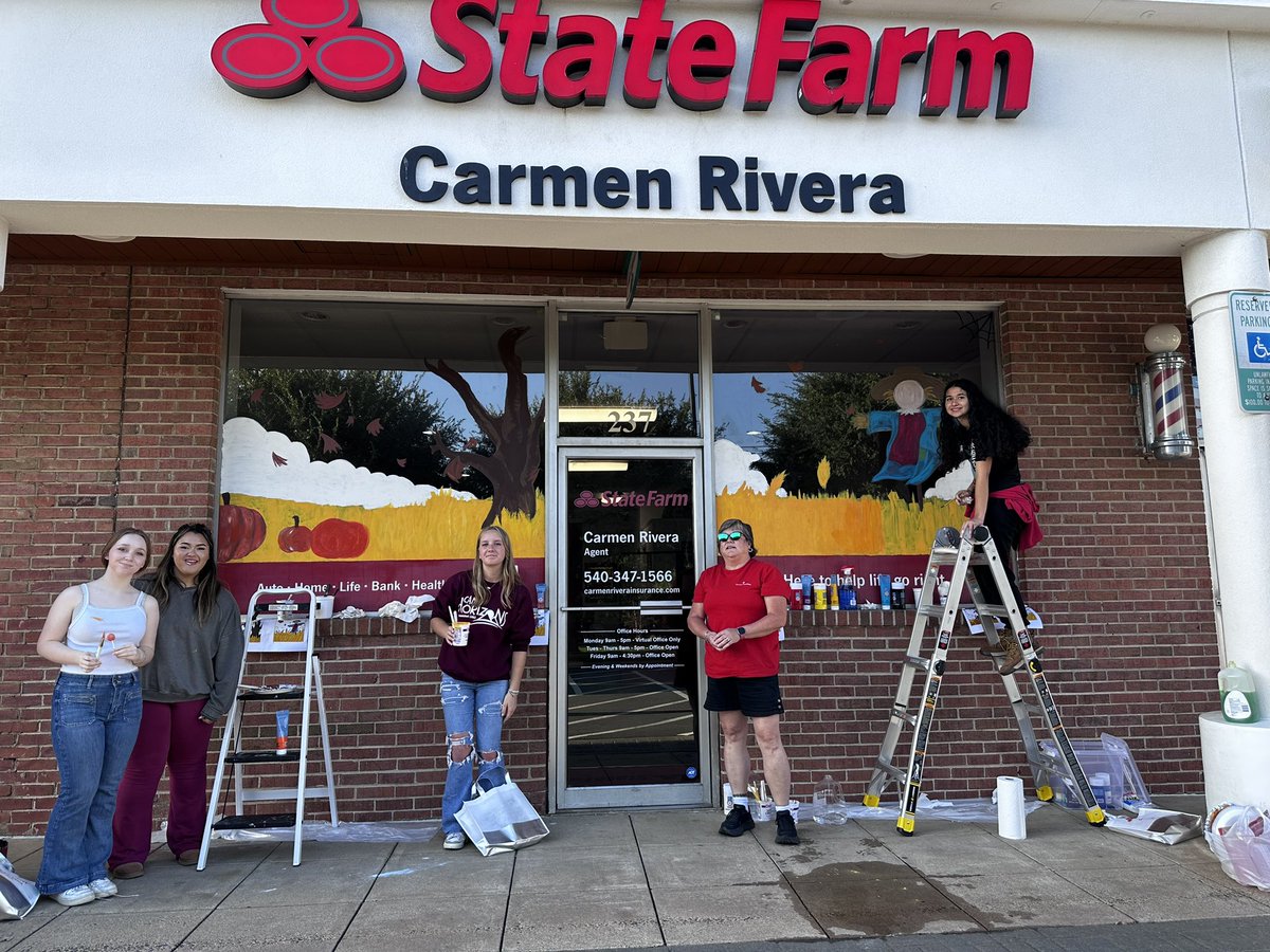 RiveraStateFarm's tweet image. Thank you to kettlerun_nahs for your hard work today🎨!! We already love your beautiful artwork and we can’t wait to see the finishing touches!! Thank you for sharing your talent with all of Fauquier🎃🍂🍁!!
#FCPS1 #fallisintheair #statefarm