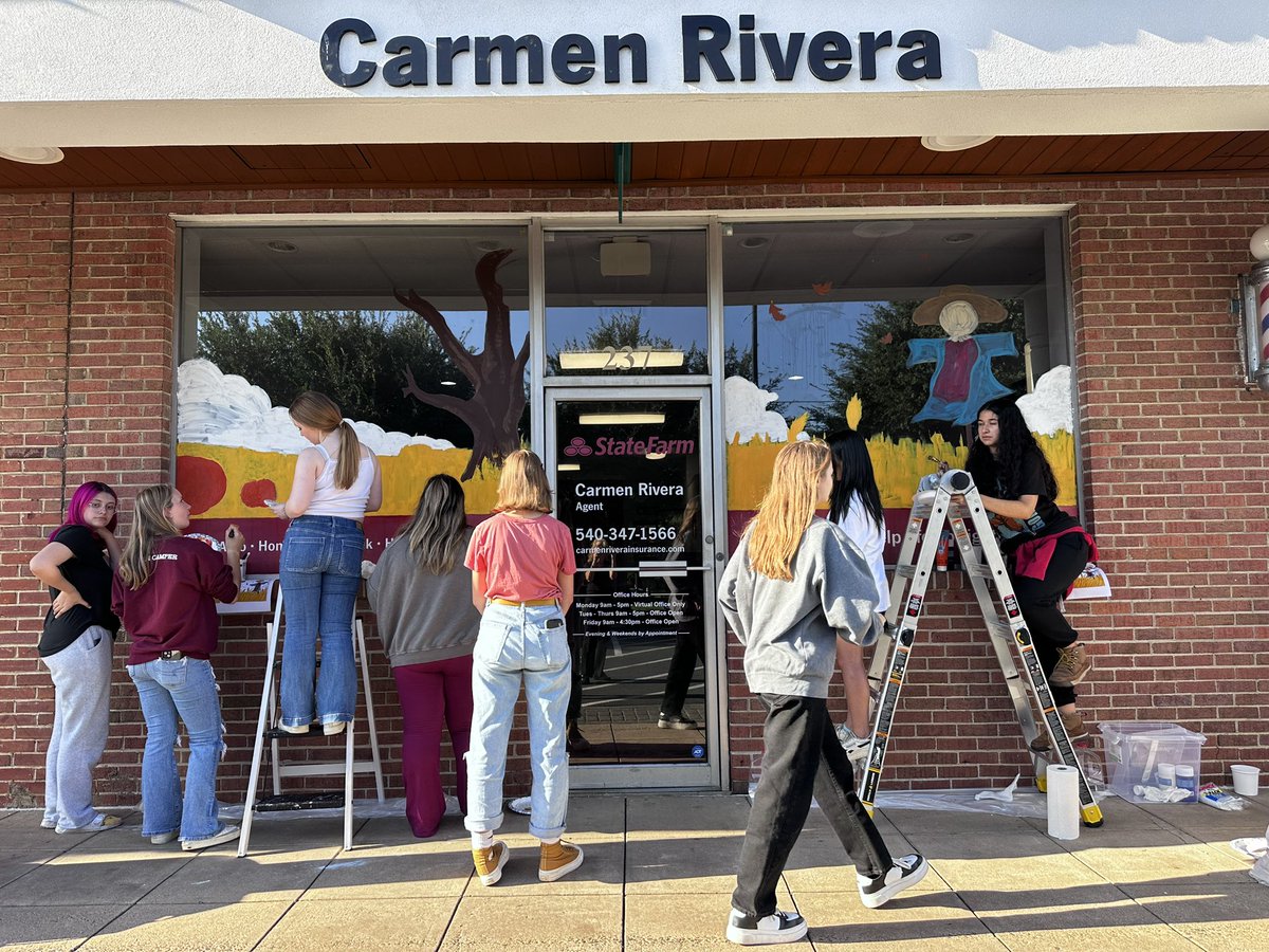 RiveraStateFarm's tweet image. Thank you to kettlerun_nahs for your hard work today🎨!! We already love your beautiful artwork and we can’t wait to see the finishing touches!! Thank you for sharing your talent with all of Fauquier🎃🍂🍁!!
#FCPS1 #fallisintheair #statefarm