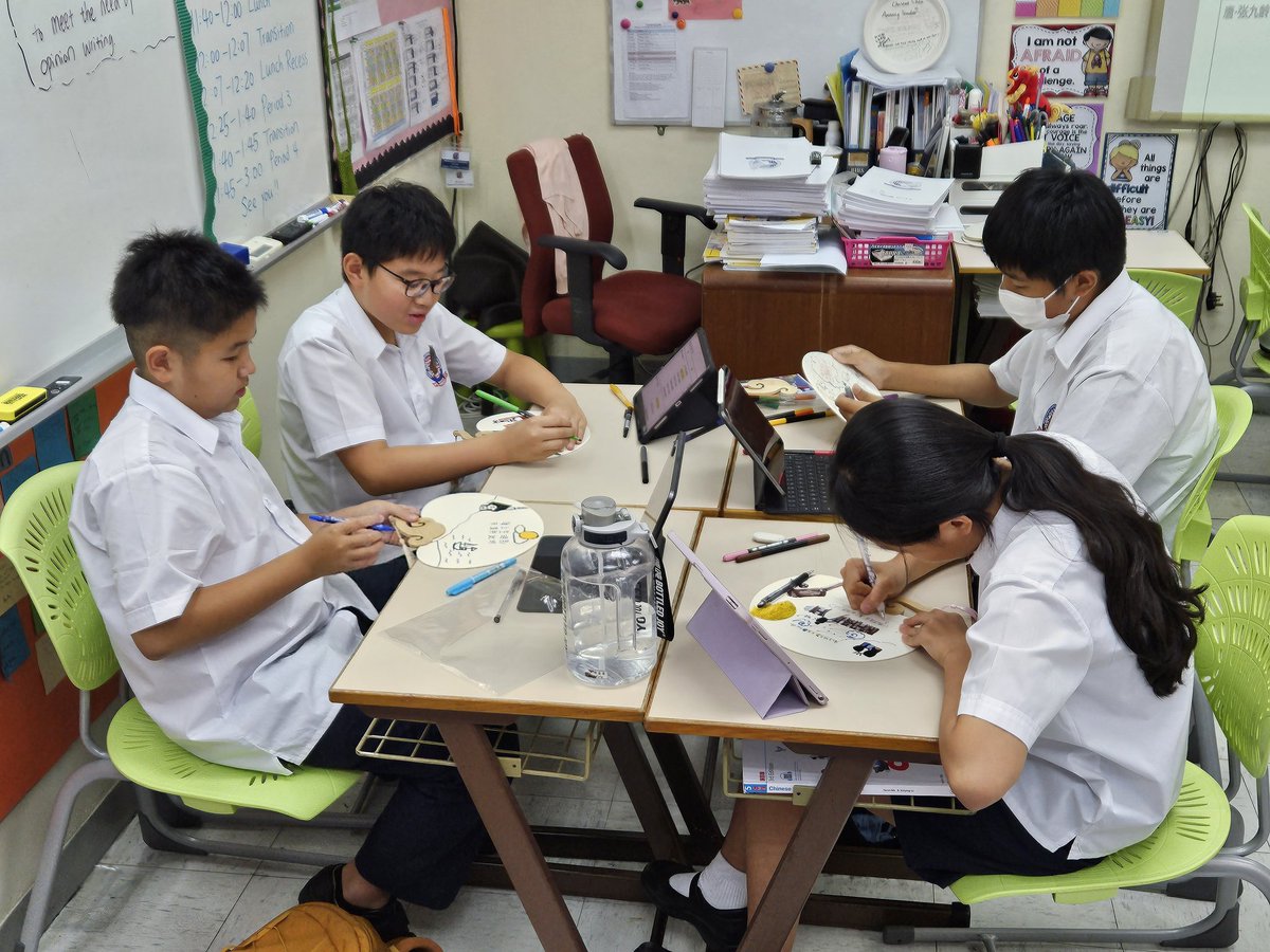 MS students learning about the Mid-Autumn Festival by studying traditional poetry and representing it through fan paintings. @aishongkong @asimpsonEDU @DoctorBaumA @Meg_Rob22 @MrsMorrisonEDU @wing_mwing