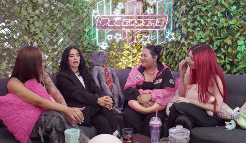 joaconude's tweet image. Me encanta porque en una entrevista random mexicana las entrevistadoras investigaron y conocen más sobre Lali que los pakis aburridos y virgenes de Olga #LODIJE