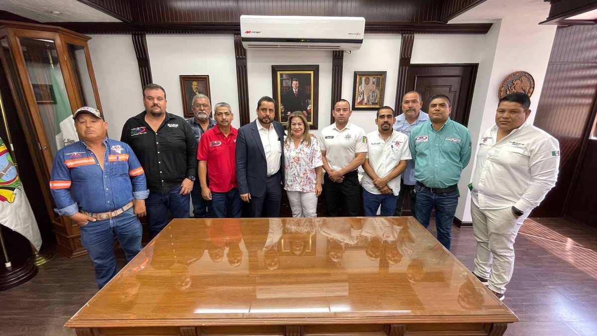 Tuve el gusto de reunirme con el Maestro Héctor Adrián Corral Díaz, Comisionado de la Secretaría de Gobernación en el Estado de Durango y con representantes de la Alianza Mexicana de Organizaciones de Transportistas (AMOTAC). Agradezco su disposición para trabajar en favor de GP.