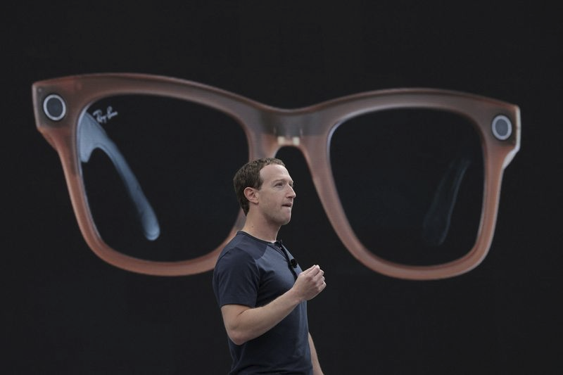 RadarGlobalBR's tweet photo. 🌐Meta apresenta os óculos inteligentes Ray-Ban

O óculos terá um novo assistente de inteligência artificial da Meta, servirá como câmera e poderá ser utilizado para transmitir ao vivo para o Facebook e Instagram o que o usuário estiver vendo.

A venda começará em 17/10 por $299.