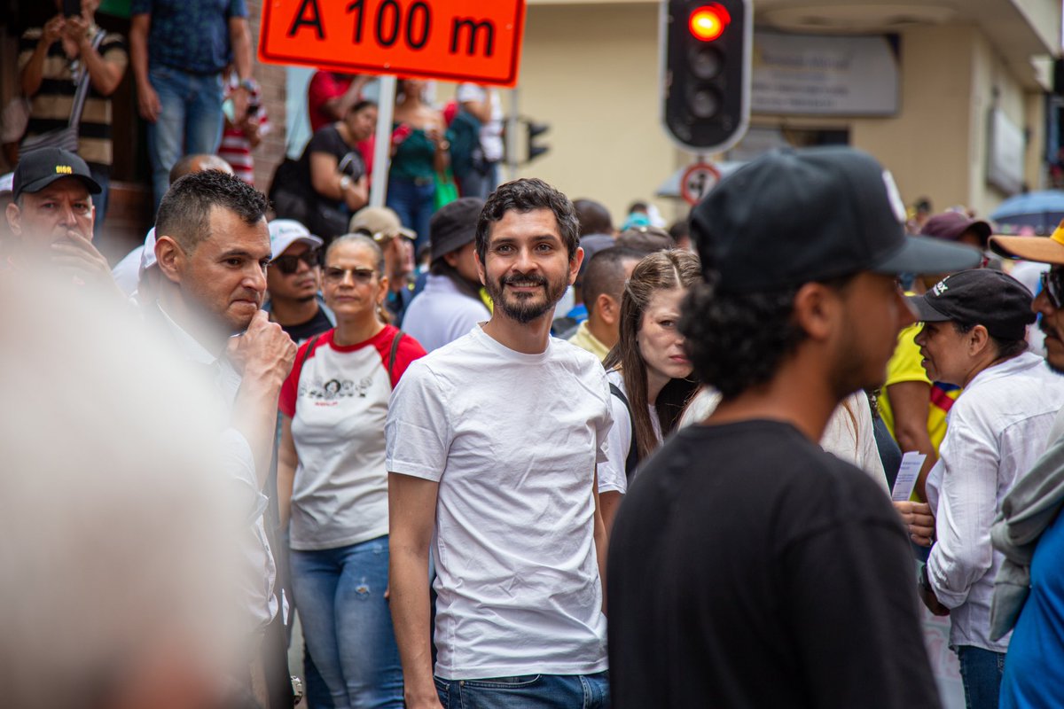 AlejoSalda1's tweet photo. Acompañamos la movilización por la paz y la vida, reafirmando nuestra firme creencia en el gobierno del cambio y en sus reformas destinadas a promover la justicia social. ✊ https://t.co/fsacsdJ17e