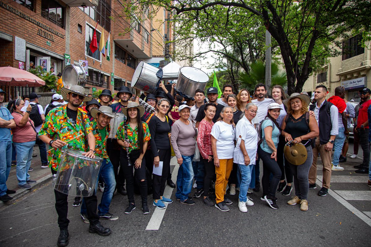 AlejoSalda1's tweet photo. Acompañamos la movilización por la paz y la vida, reafirmando nuestra firme creencia en el gobierno del cambio y en sus reformas destinadas a promover la justicia social. ✊ https://t.co/fsacsdJ17e