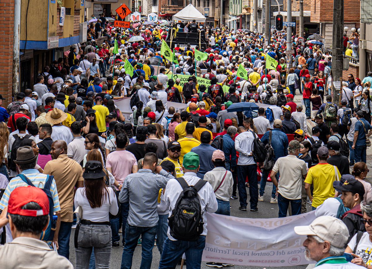 AlejoSalda1's tweet photo. Acompañamos la movilización por la paz y la vida, reafirmando nuestra firme creencia en el gobierno del cambio y en sus reformas destinadas a promover la justicia social. ✊ https://t.co/fsacsdJ17e