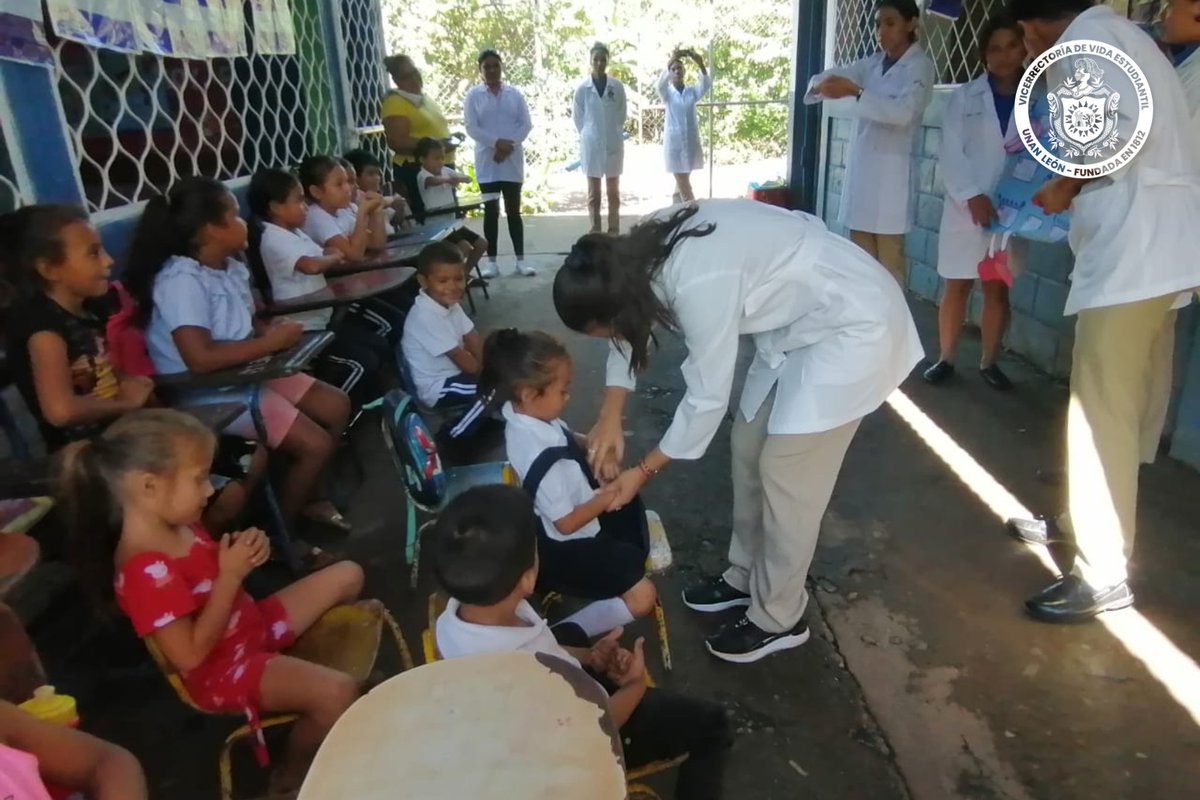 Charla educativa sobre la "Importancia de la higiene bucal y lavado de manos" en el Centro Multigrado, Sagrado Corazón de Jesús, como parte de las horas sociales de los becarios internos de la carrera de enfermería del Centro Universitario Regional Cdte. Germán Pomares Ordóñez.