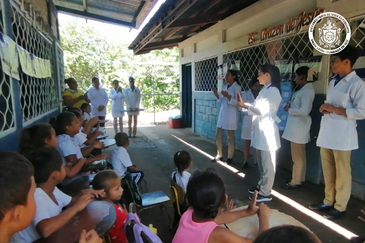 DAEunanleon's tweet photo. Charla educativa sobre la "Importancia de la higiene bucal y lavado de manos" en el Centro Multigrado, Sagrado Corazón de Jesús, como parte de las horas sociales de los becarios internos de la carrera de enfermería del Centro Universitario Regional Cdte. Germán Pomares Ordóñez. https://t.co/T0lH8XEalr