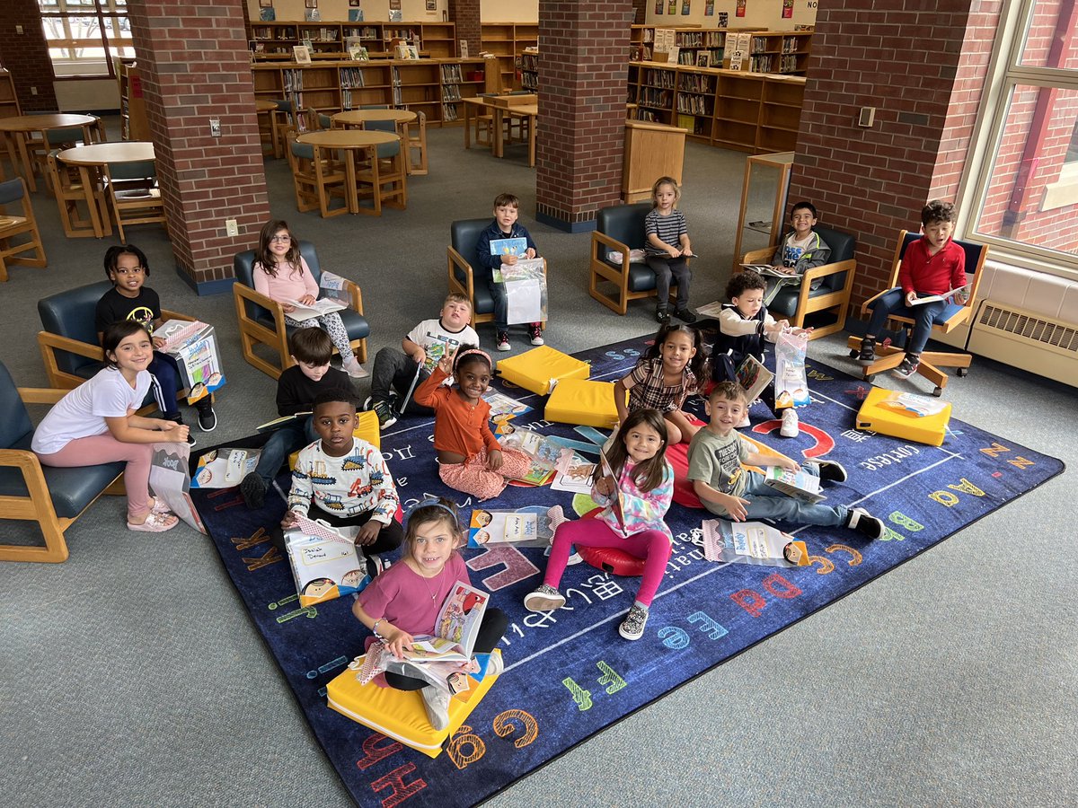 I spy some of our youngest Wizards using our library and checking out books for the first time! Thanks <a href="/MrsK_Kelly/">Kristin Kelly</a> for helping them discover the magic of reading! 🪄📖