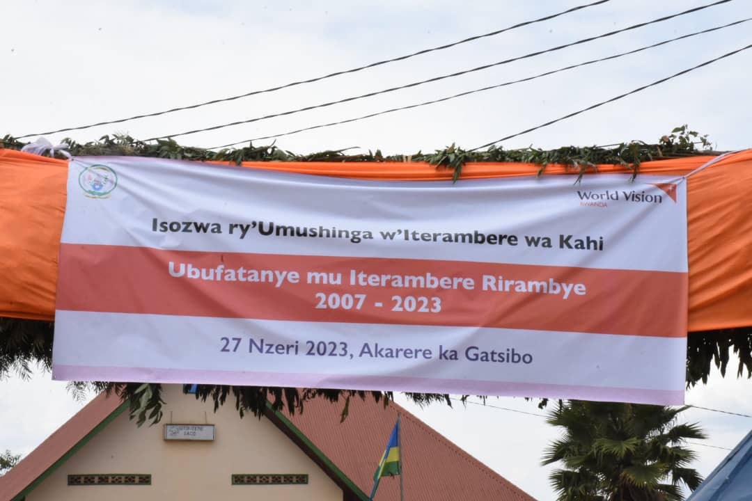 rsteven_1985's tweet photo. Mu murenge wa @Gitokisector2 habereye umuhango wo gusoza ibikorwa bw'umushinga w'iterambere wa KAHI ADP/world vision umaze imyaka 16 ukora ibikorwa bitandukanye bijyanye n'imibereho myiza y'abaturage nko gutanga amazi,kubakira abatishoboye n'ibindi @RwandaEast @GatsiboDistrict https://t.co/YgO1qFCMOl