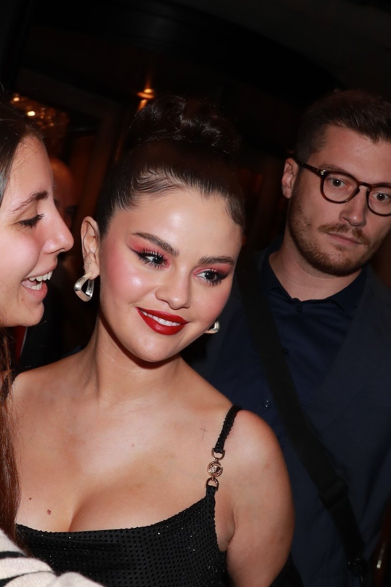 Onlyselenagoff's tweet photo. #MAJ Selena (@selenagomez) quittant Hôtel Plaza Athénée à Paris le (27/09/23) #SelenaGomez https://t.co/0ANGgTl3GM https://t.co/IYkZuynZu5