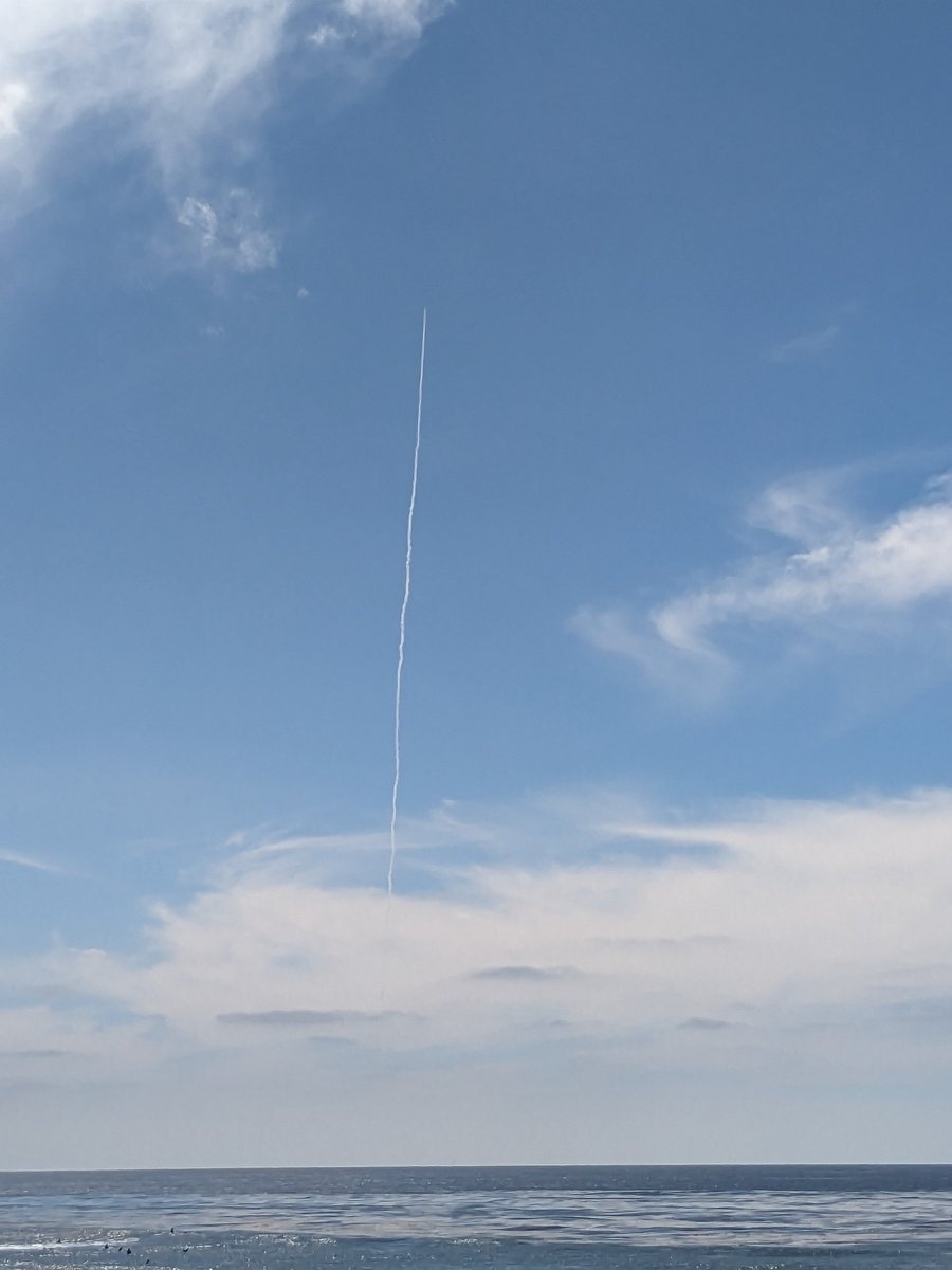 PlamenRamen's tweet photo. @Casciencepete This is facing SW from Sunset Cliffs. It looked like it came from behind or around a boat that looked like a sailboat with no sails up. https://t.co/buyIWCFzPe