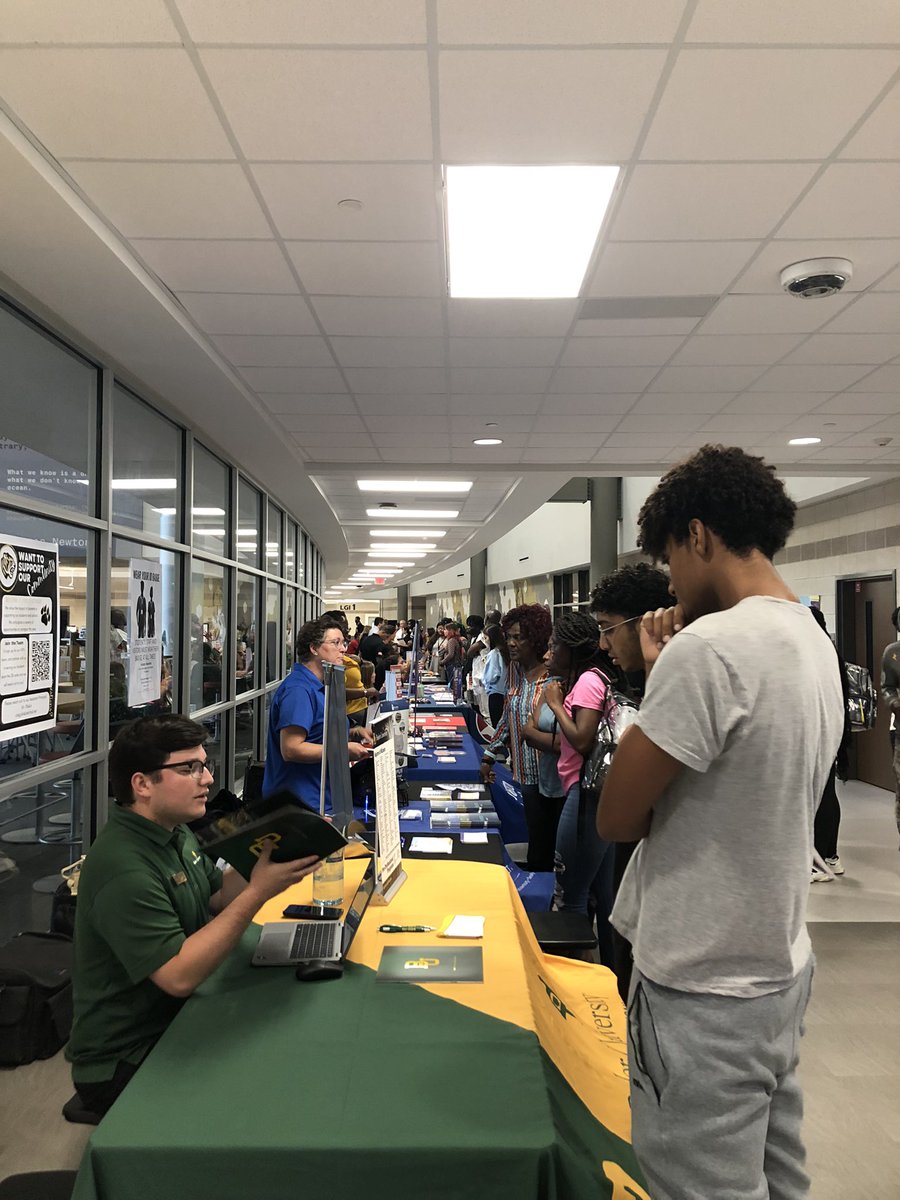 CyParkCCS's tweet photo. Great turnout tonight for the mini-college fair before the 11th/12th Parent Meeting! Thank you to all the colleges and universities that attended. @CypressParkHS Tigers are getting ready for their Next! 🐯🏫🙌 https://t.co/RT7Jv66Erc