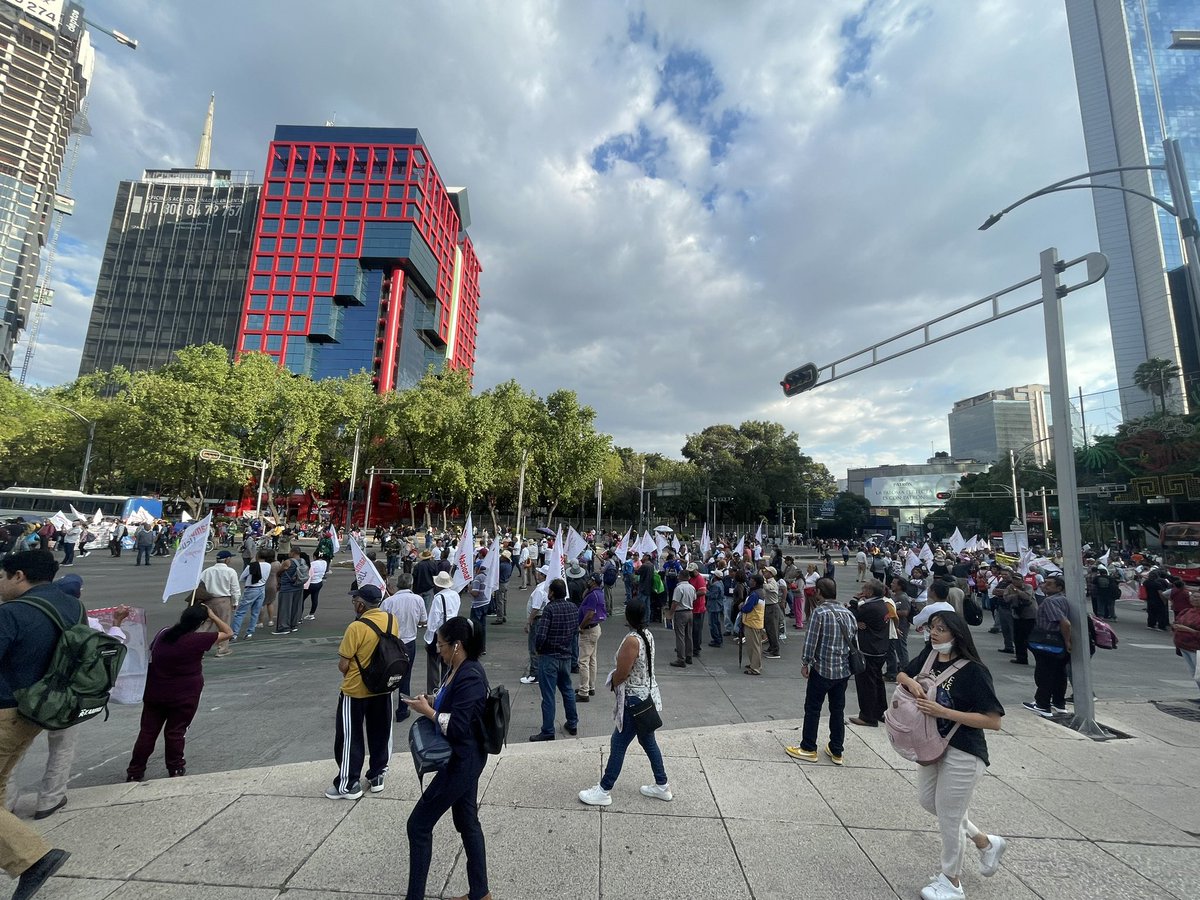 Rulo94's tweet photo. Que solo van a pasar los que vengan en bici… dicen 😳🙈 #avreforma #cdmx #transitoxdmx https://t.co/p6SzZytOs5