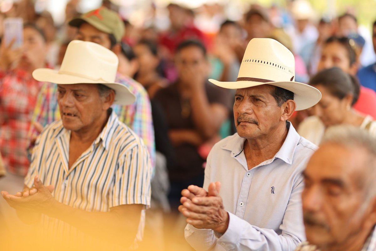 TabascoJavier's tweet photo. Con la gente del poblado Ramón Grande, en #Macuspana, acordamos mantener la unidad para que nada permita que los neoliberales regresen y quieran quitar los derechos alcanzados para el pueblo. Hay mucha esperanza y mucha emoción por defender la transformación. https://t.co/EiZdmffQYT