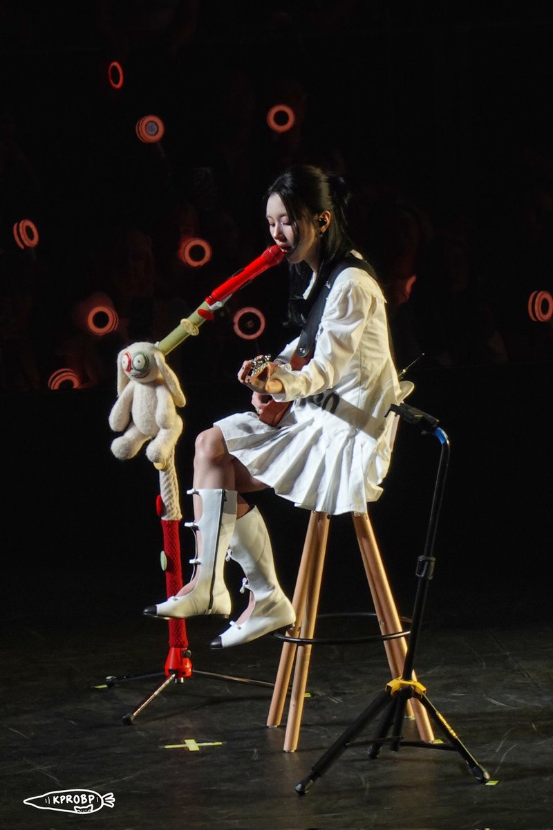 red candy bongs for chaeyoung ❤️