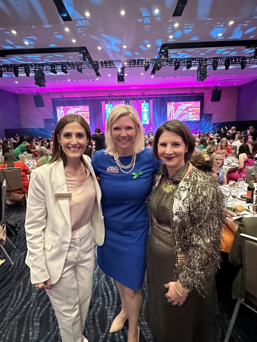 Amazing evening at the Women’s Foundation #PowerOfThePurse! @ClintonSchool was proudly represented by our incredible alumni, students, faculty, staff, and board. Together we empower the next generation of women leaders in AR 💪