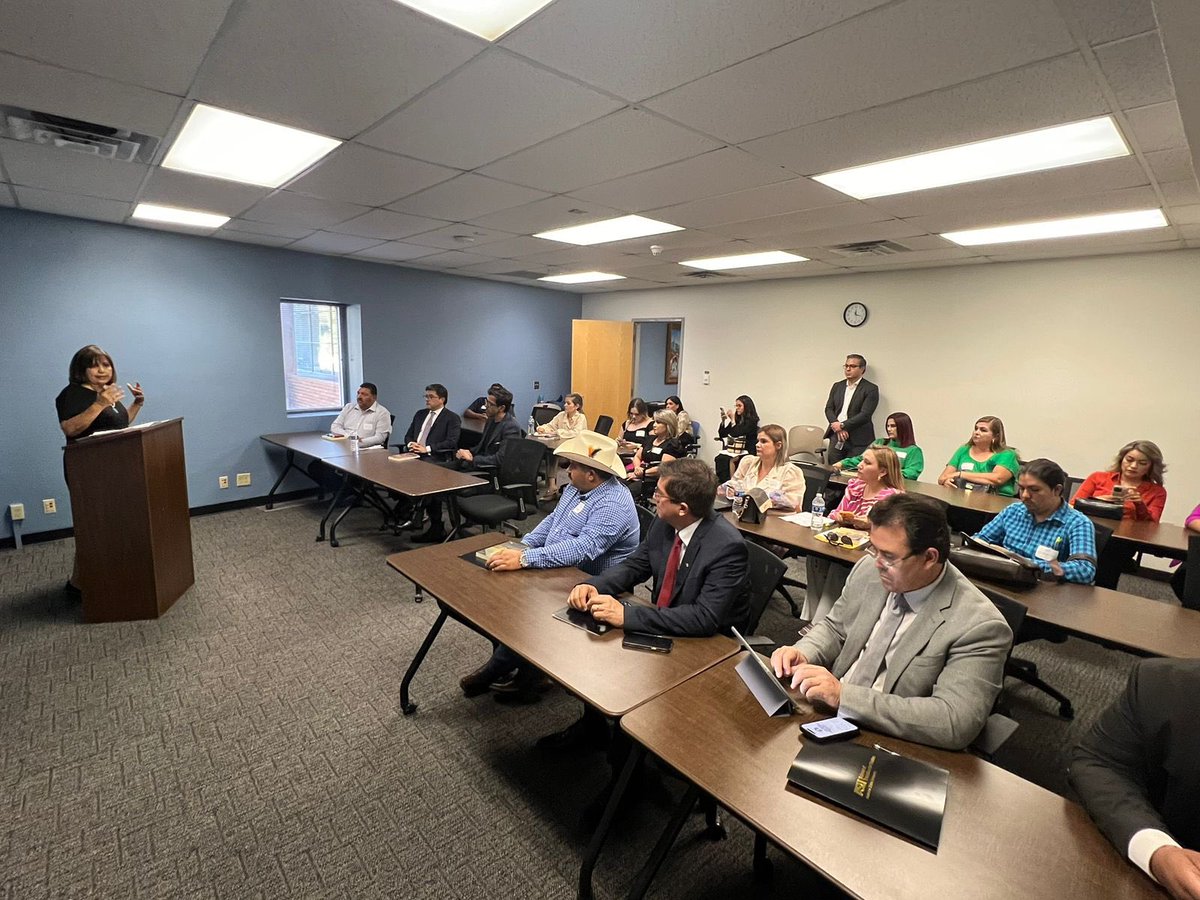 ConsulMexPho's tweet photo. During their visit to @ASU, Mayors from #Sonora🌵 learned about family-oriented academic programs that could be implemented in their regions.

Thanks to the Office for Relations with 🇲🇽 and the School of Transborder Studies for their hospitality!

#LocalDiplomacy https://t.co/KXtampdZXR