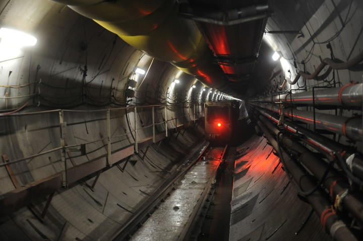 arroyoslibres's tweet photo. 3. El Emisario, túnel de 12 km de longitud y 4,3 m de diámetro, bajo el lecho del Río de la Plata, transportará los líquidos pretratados en la Planta hasta los difusores, que se encontrarán en su tramo final y permitirán la mezcla con las aguas del Río.
#emisario #riachuelo https://t.co/1Lgn2uiwSO
