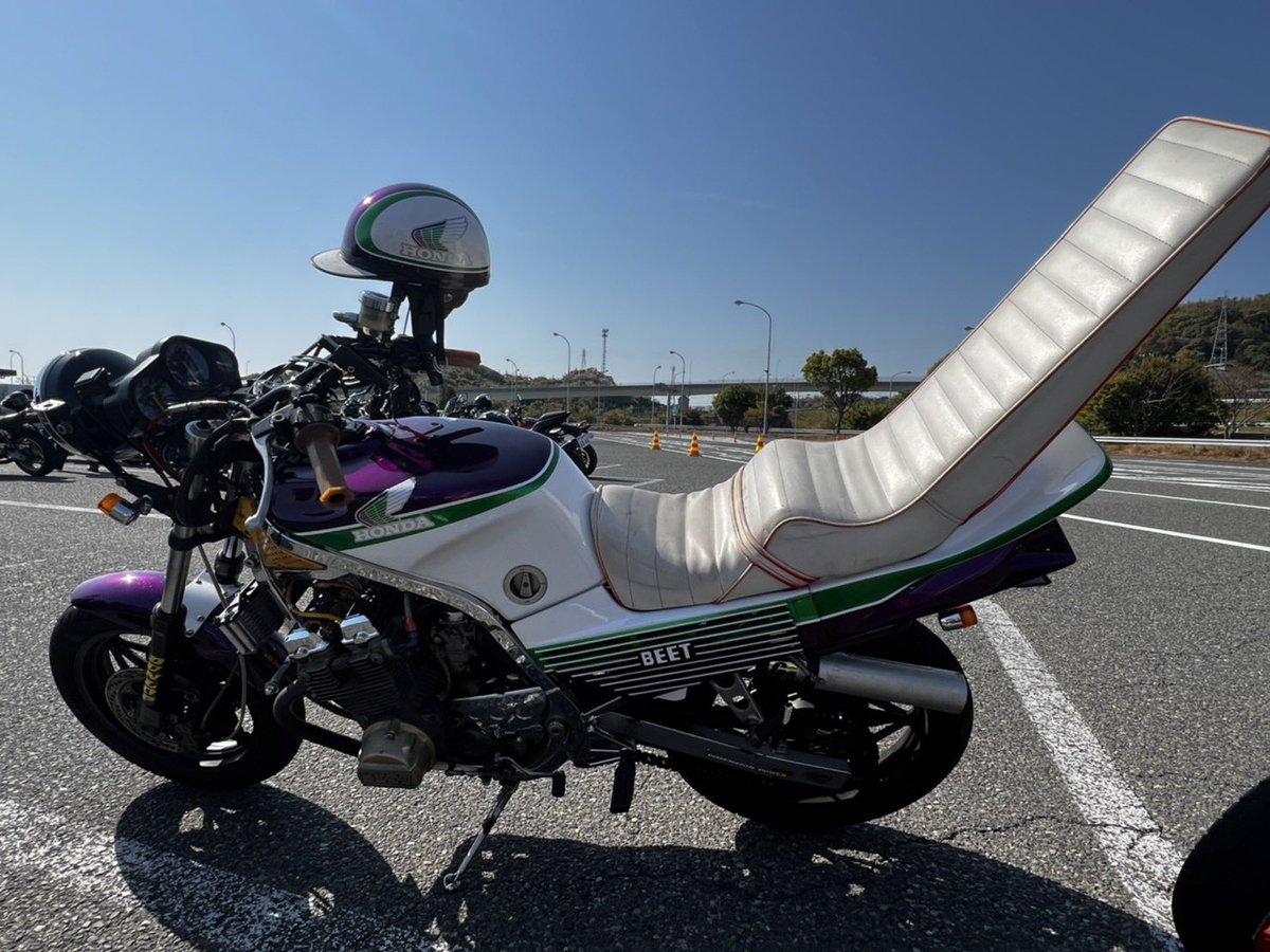 Yototaa's tweet photo. 盗難
ヘルメットとCBR400F
東大阪で昨日の夜まであったらしいです
何か情報あればお願いします。 https://t.co/h3xPg2SWpw