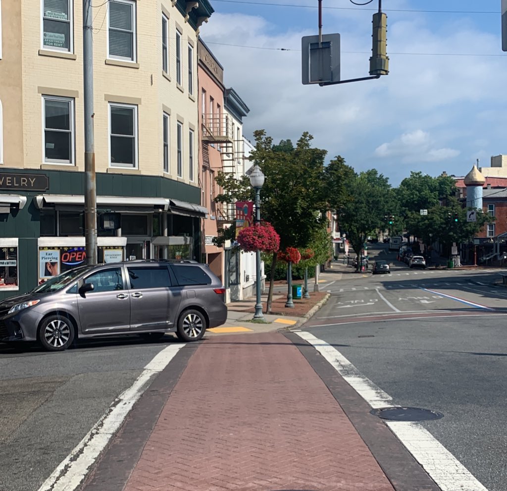 Gregg8081's tweet photo. These conditions create blind spots and force pedestrians into unsafe situations! @peekskill_walks https://t.co/ohzROQsjNS