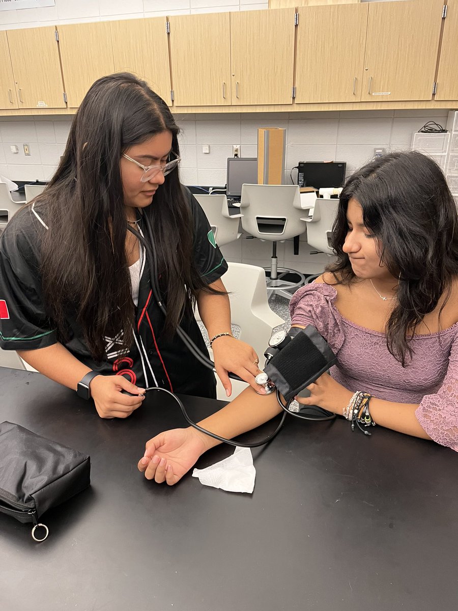 OlatheBIOeng's tweet photo. Freshmen continue their study of the heart, learning about different pieces of medical equipment involved with the cardiovascular system like EKGs, blood pressures, and pulse oximeters! #futuredoctors #BioMedEngineering @Olathe21st @OlatheSouthHS https://t.co/1xIjzPLbd0