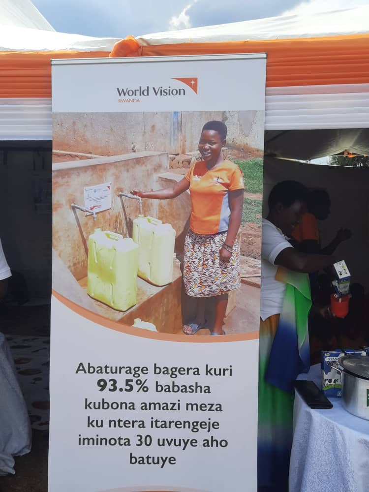rsteven_1985's tweet photo. Mu gusoza ibikorwa bya world vision/KAHI ADP umaze imyaka16 mu murenge wa @Gitokisector2 na kabarore habaye imurikabikorwa abaturage berekana ibikorwa by'amajyambere bagezeho nko kugira imirima y'igikoni yabafashije kurwanya imirire mibi,ubworozi, ECD n'ibindi @GatsiboDistrict https://t.co/YluXJbv0Z6