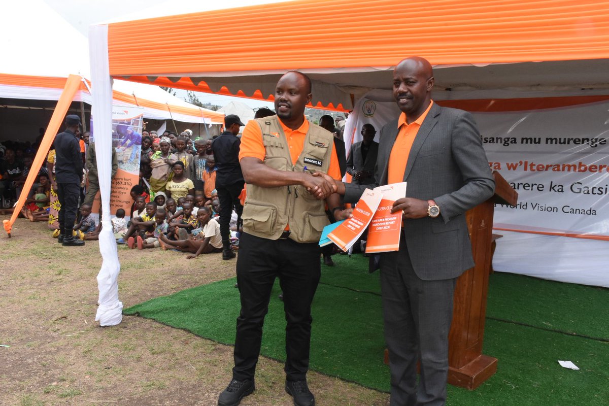 rsteven_1985's tweet photo. Mu gusoza ibikorwa bya world vision/KAHI ADP umaze imyaka16 mu murenge wa @Gitokisector2 na kabarore habaye imurikabikorwa abaturage berekana ibikorwa by'amajyambere bagezeho nko kugira imirima y'igikoni yabafashije kurwanya imirire mibi,ubworozi, ECD n'ibindi @GatsiboDistrict https://t.co/YluXJbv0Z6