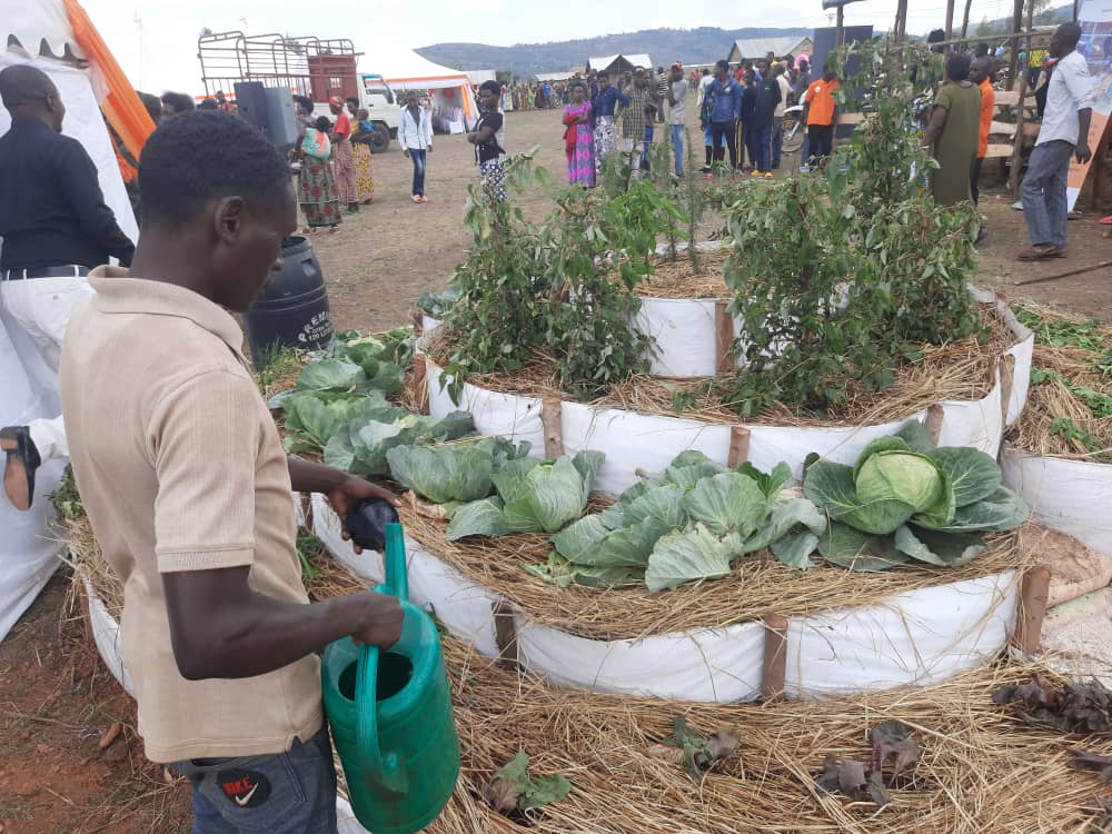 rsteven_1985's tweet photo. Mu gusoza ibikorwa bya world vision/KAHI ADP umaze imyaka16 mu murenge wa @Gitokisector2 na kabarore habaye imurikabikorwa abaturage berekana ibikorwa by'amajyambere bagezeho nko kugira imirima y'igikoni yabafashije kurwanya imirire mibi,ubworozi, ECD n'ibindi @GatsiboDistrict https://t.co/YluXJbv0Z6