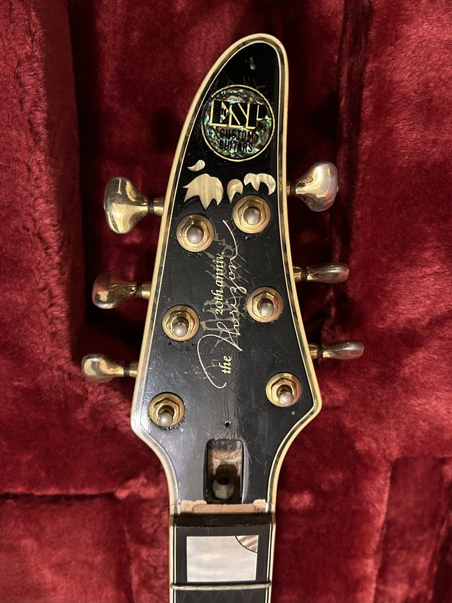 Masatoitoh's tweet photo. どうもありがとうございます。
1995年に@ESPGuitarsJPが20周年記念で何種類か作ったHorizon Customの内の一本で、10代の頃に渋谷のESPで24回ローンで買いました。
あまりにショックで今までSNSでは言ってなかったんですが…数年前に不慮の事故でネックが折れてしまい、残念ながら今はもう弾けません。 https://t.co/Sbib77RQWE