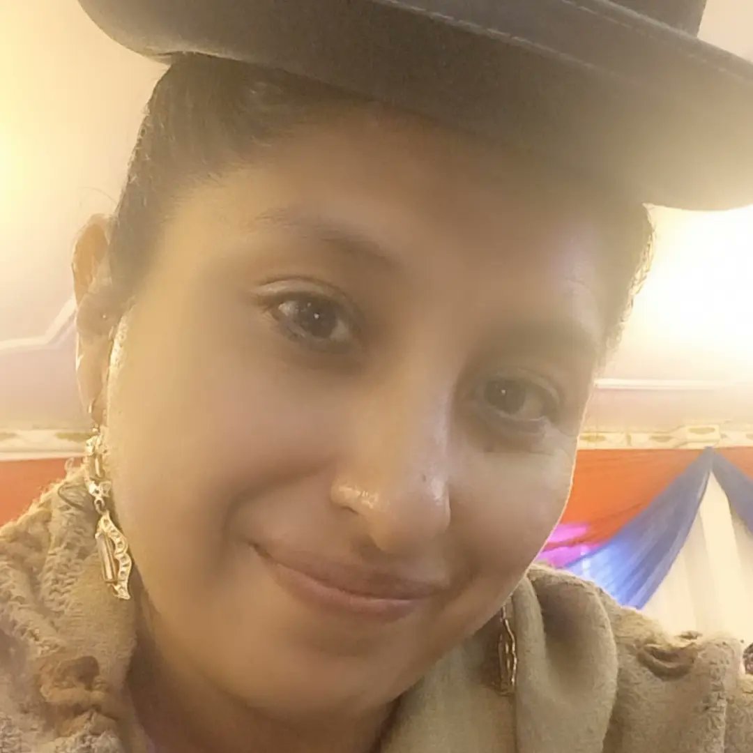 Yopi vestida con ropa tipica de Bolivia cholita paceña me  encanta esta vestimente,estoy muy 😇😇 orgullosa de ser Boliviana 🇧🇴🇧🇴