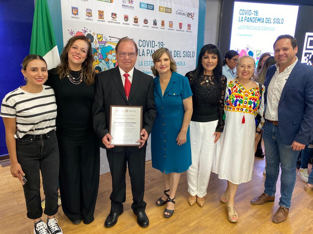 bernalrd's tweet photo. Agradezco a las autoridades y líderes de la Región Centro y al alcalde de Monclova, el epicentro de la pandemia en México, Mario Dávila, por el reconocimiento al que me hizo entrega el día de hoy por la lucha que hicimos todo el personal de salud en la pandemia por COVID-19. https://t.co/mCvmLQSC2m