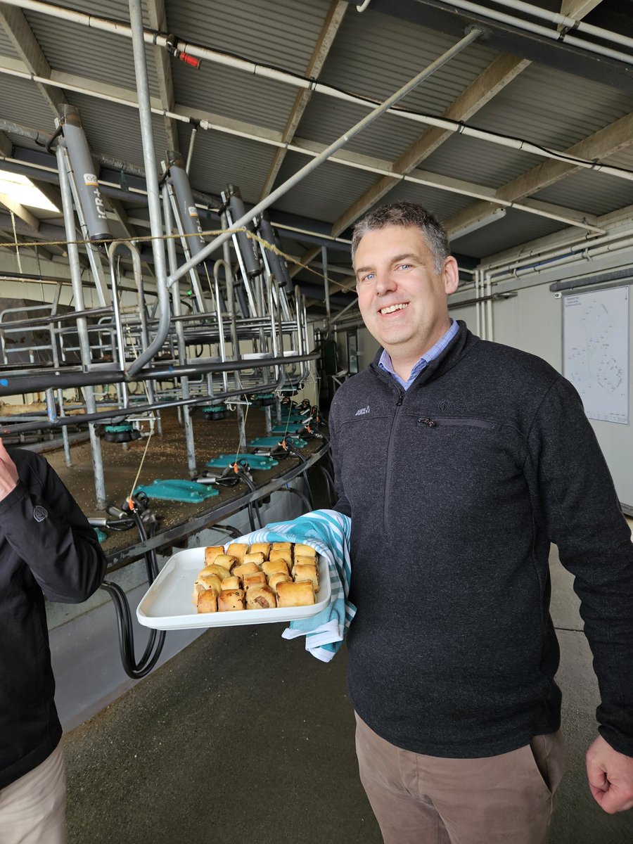 Love it when the local <a href="/ANZAotearoa/">ANZ Aotearoa</a> branch manager pops out and brings sausage rolls