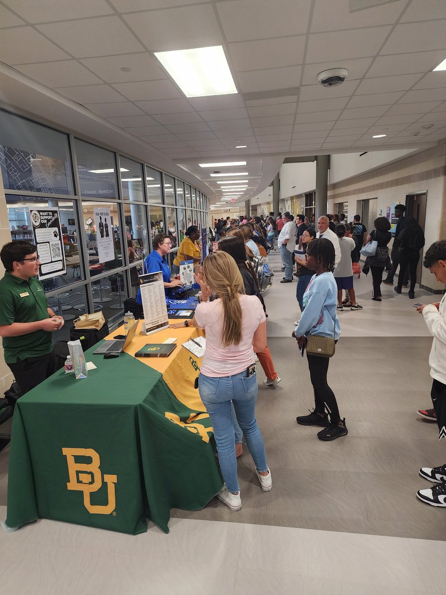 MrsMSuarez's tweet photo. Fantastic turn out of Junior and Senior @CypressParkHS Tigers for our mini college fair and parent meeting! @CyParkCCS 🖤💛🐅 https://t.co/CImUnQZQU5